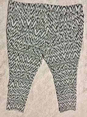 QUEEN COLLECTION Girls Black & White Printed Capri Stretch Jeans
